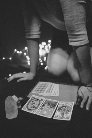 Learn to Read Tarot Cards in 5 Easy Steps Intuitively and with Confidence